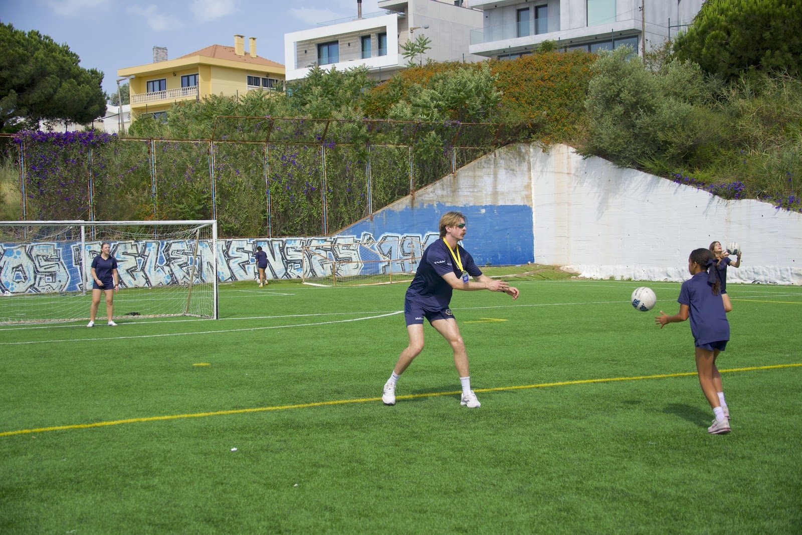 Anton Tohill coaching schoolchildren in Lisbon