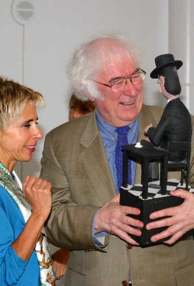  Seamus Heaney with Sra Clara Ferreira Alves Casa Fernando Pessoa 2004 picture by Aidan McMahon 