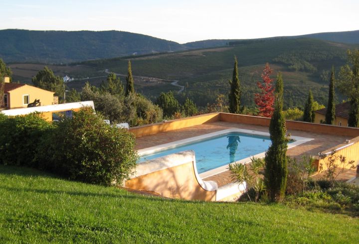  Vista para a piscina e montanhas da Serra de São Mamede 2